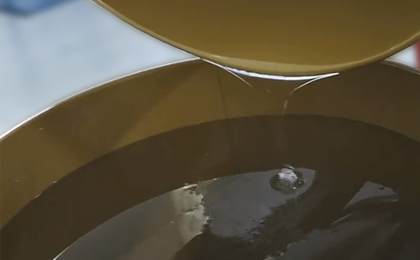 什么原因?qū)е履＞吖枘z冒油？